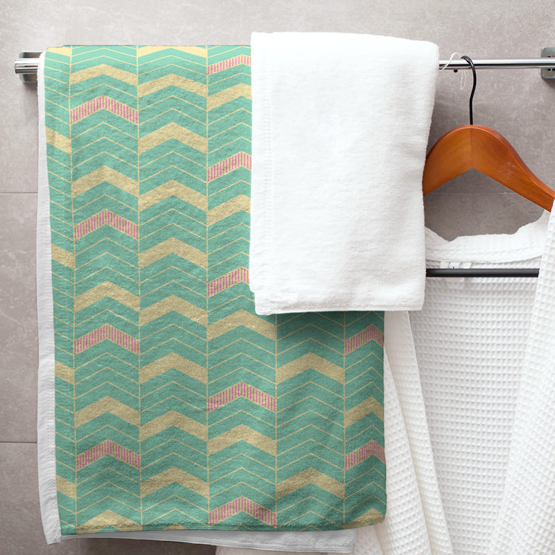 Serviette de bain à chevrons alignés Stephenie, Bleu sarcelle / jaune / rouge