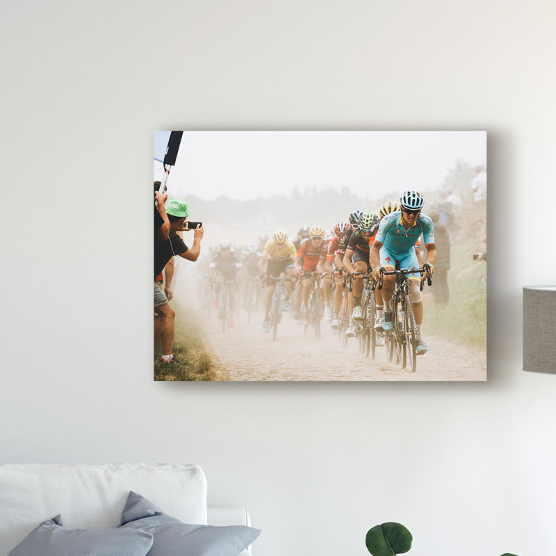 «Cycling in the Dust» par Carlo Beretta, reproduction de photo sur toile, H 14 po x l 19 po x P 2 po