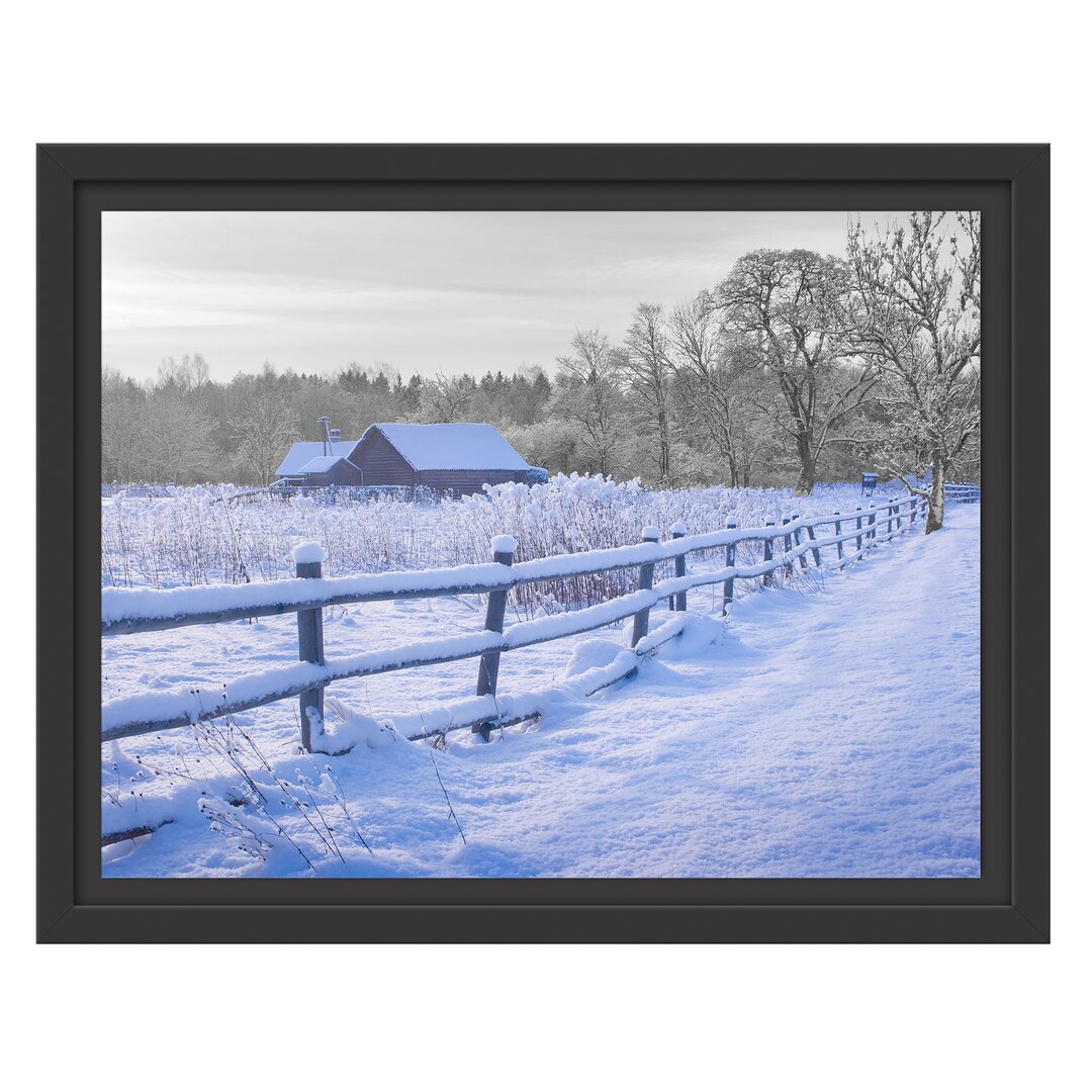 Gerahmtes Wandbild Holzhaus in Landschaft