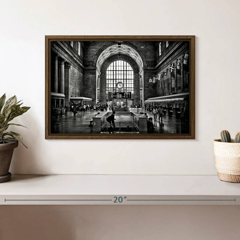Toronto Union Station 15h23, 13 po x 9 po, Cadre flottant en noyer