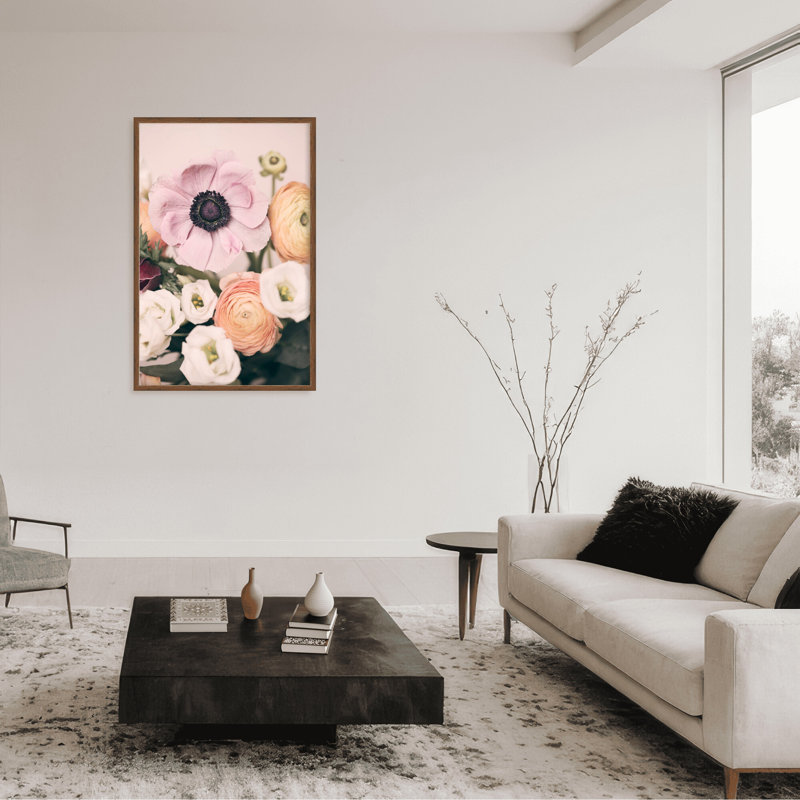 "Nature Inspired Pastel Bouquet" par Kathrin Pienaar - photographie encadrée sur papier, H 36 po x l 24 po, Beige
