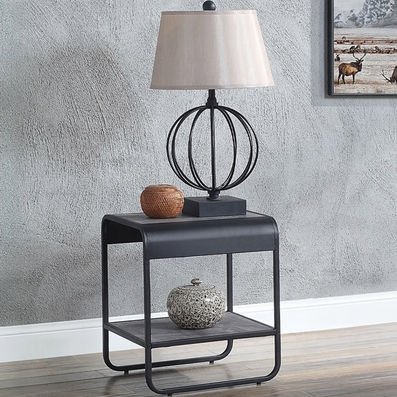 Table de bout moderne et élégante avec tablette, structure en métal noir et plateau en faux béton gris pour un rangement élégant dans le salon