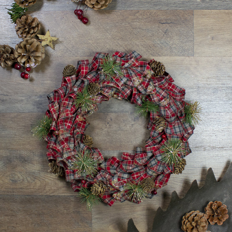 Couronne de Noël artificielle rouge à motif écossais rouge et pommes de pin non éclairées 14,25 pouces
