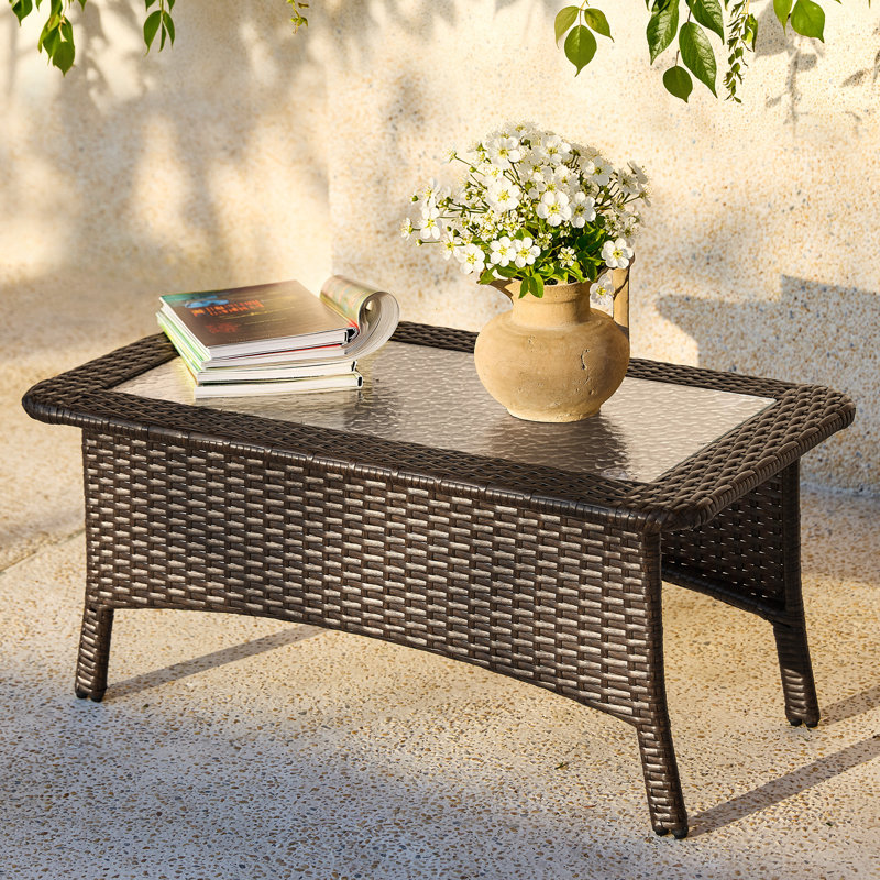 Table basse d'extérieur rectangulaire en osier avec plateau en verre