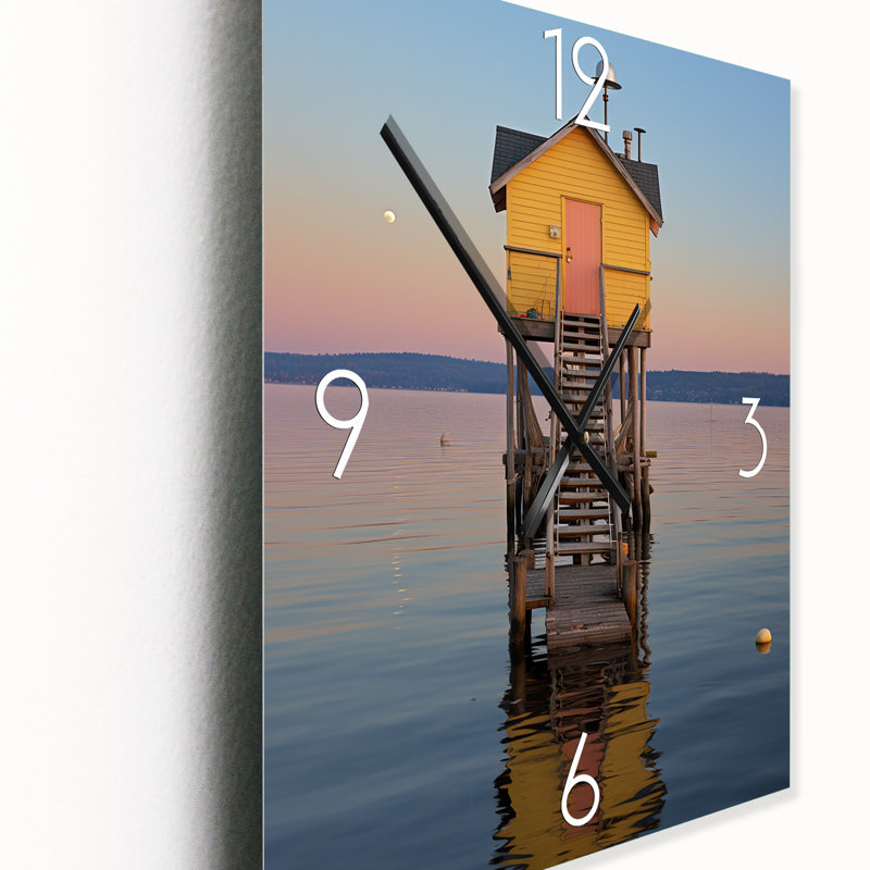 Minimalisme côtier, bâtiment jaune dans l'eau II - horloge murale de plage surdimensionnée, Grand