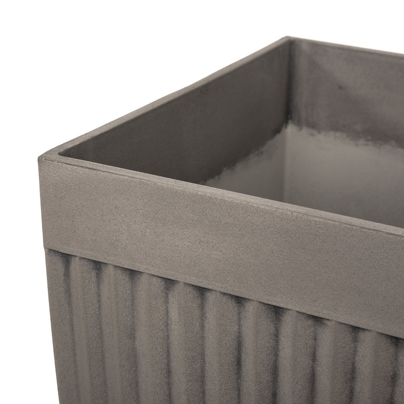 Boîte à fleurs en plastique Genecis, H 22,75 po x l 14 po x P 14 po, Taupe