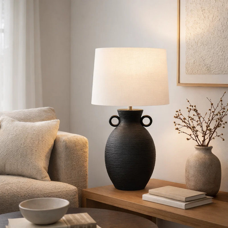 Lampe de table Omoi, 30 pouces, base noire nervurée avec poignées, abat-jour en polyester, Noir