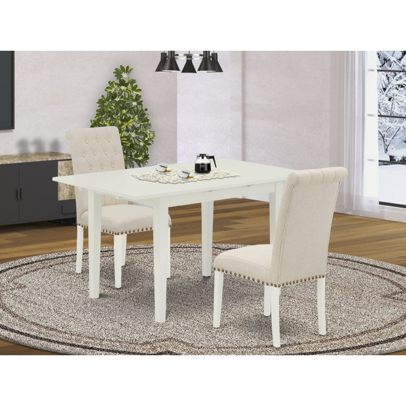 L'ensemble de table de cuisine 3 pièces comprend une table de salle à manger rectangulaire avec une rallonge papillon et 2 chaises parsons en tissu beige clair, lin blanc