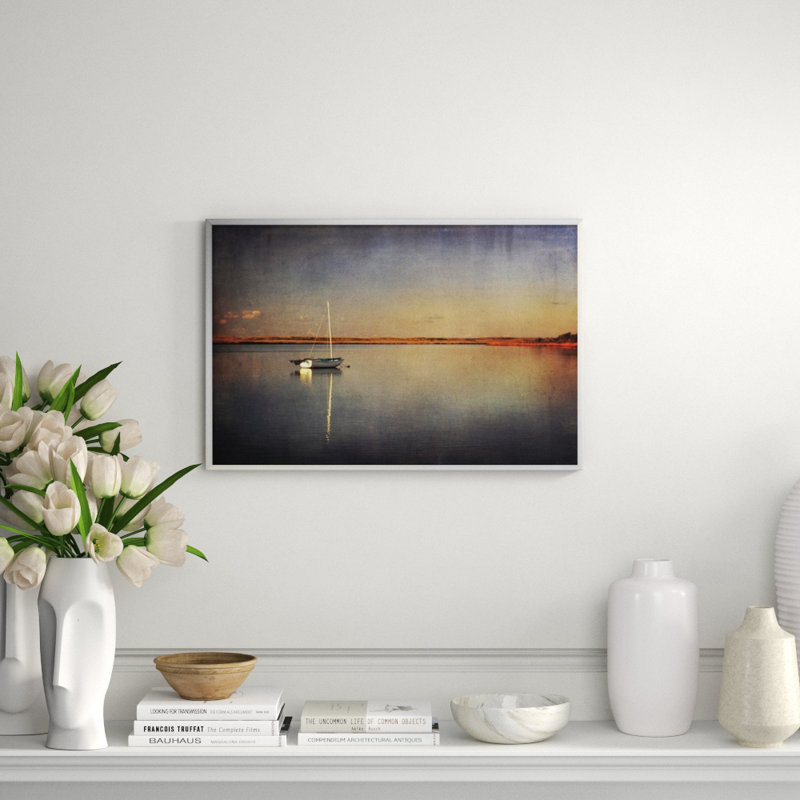 «Last Boat in the Bay» par Katherine Gendreau - photographie sur toile tendue, H 22 po x l 32 po x P 2 po, Toile tendue