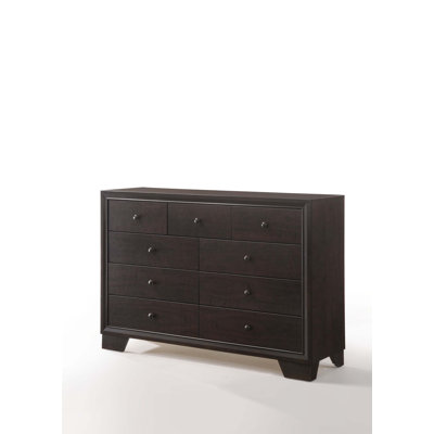 Commode à finition Madison avec tiroirs spacieux et conception moderne, parfaite pour les solutions de rangement organisées et élégantes.