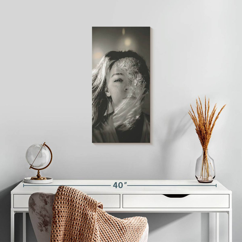 Portrait de surfeuse, H 24 po x l 12 po