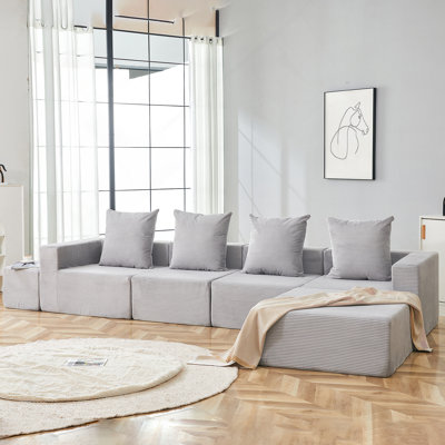 Canapé modulaire à 4 places avec méridienne surdimensionnée et repose-pieds pour des espaces de vie compacts.