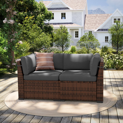 Chaise d'extérieur en osier avec coussins