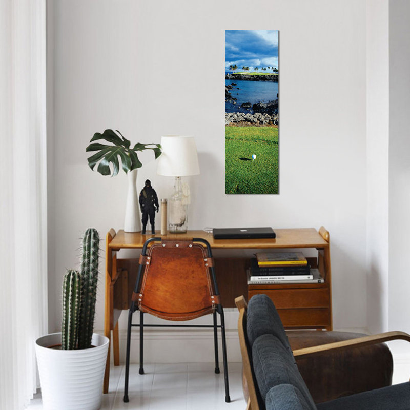 «High Angle View of a Golf Ball on a Tee in a Golf Course, Hawaii, USA», reproduction de photo sur toile, Toile tendue