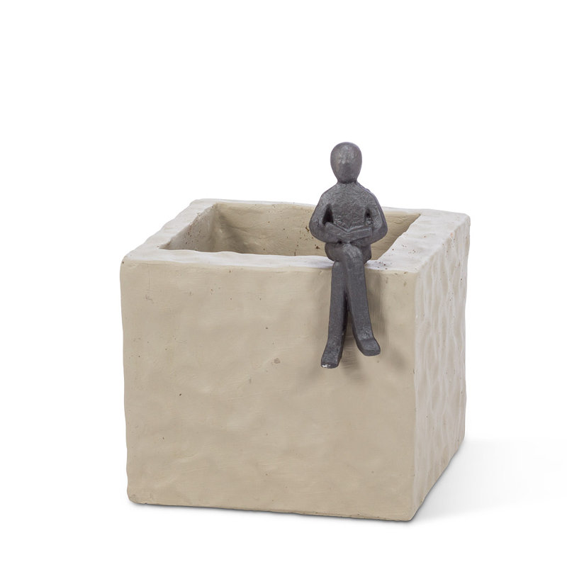 Boîte carrée avec figurine assise, H 4 po x l 4 po x P 4 po