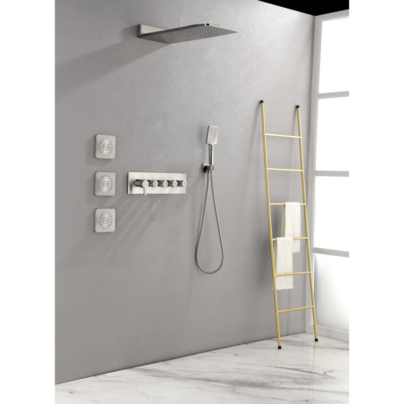 Système de douche mural en nickel brossé avec 3 jets pour le corps et douche à main, conçu pour une salle de bain élégante