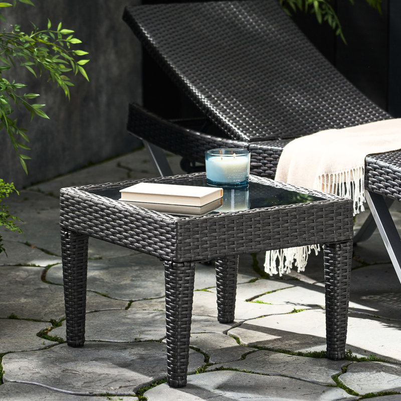 Mobilier d'extérieur gris: table d'appoint avec plateau en verre - To Elements And Weather-, Gris