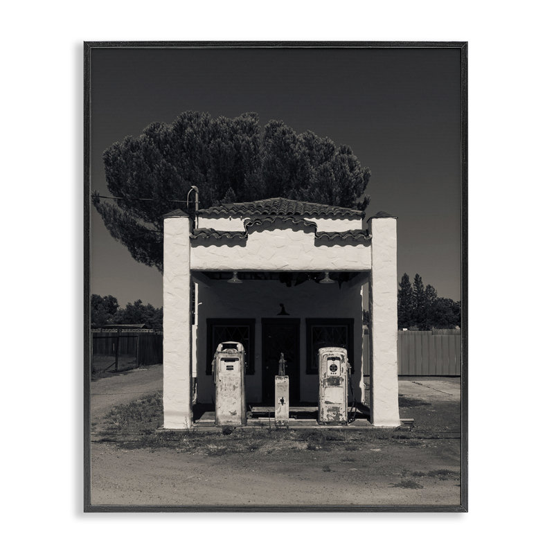 Ancienne station-service, estampe numérique, design par Jadei, H 14 po x l 11 po, Giclée encadrée noir minuit