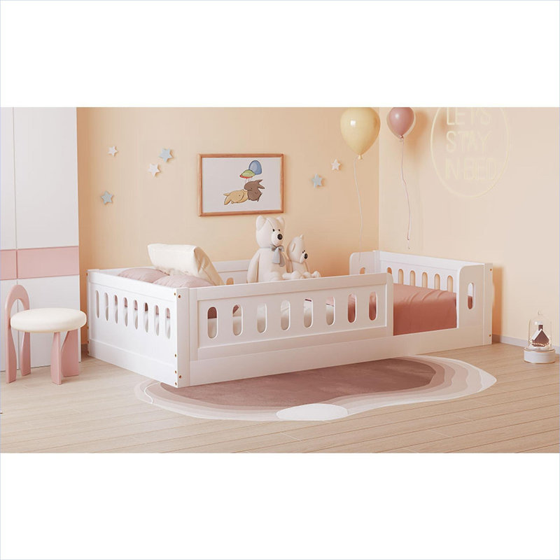 Lit plateforme simple pour chambre d'enfant, structure en bois massif blanc doux avec barrière de sécurité