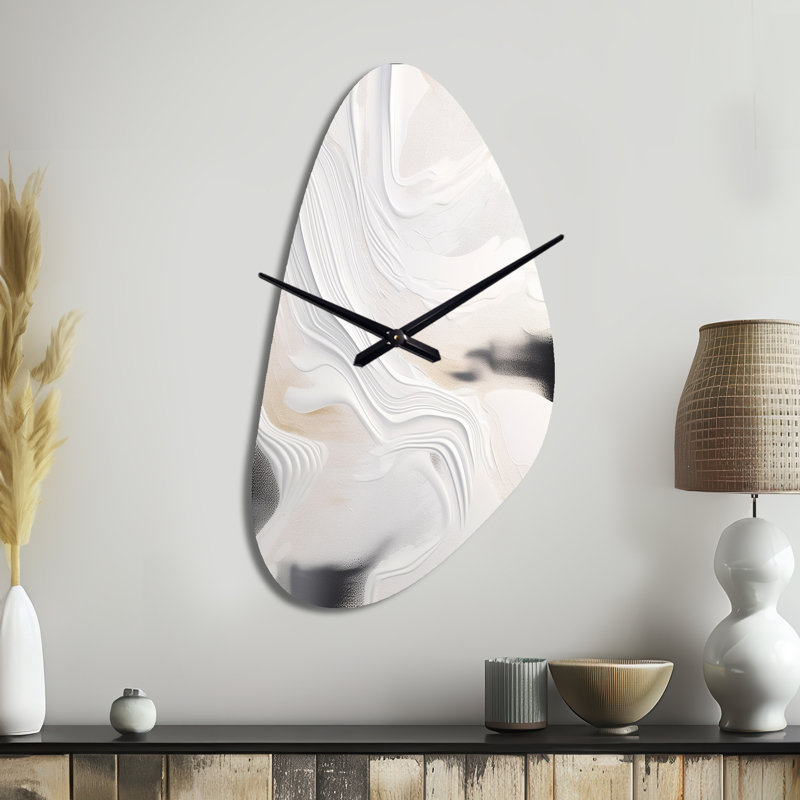Grande horloge murale blanche à ondulations blanches et dorées - forme unique, Grand