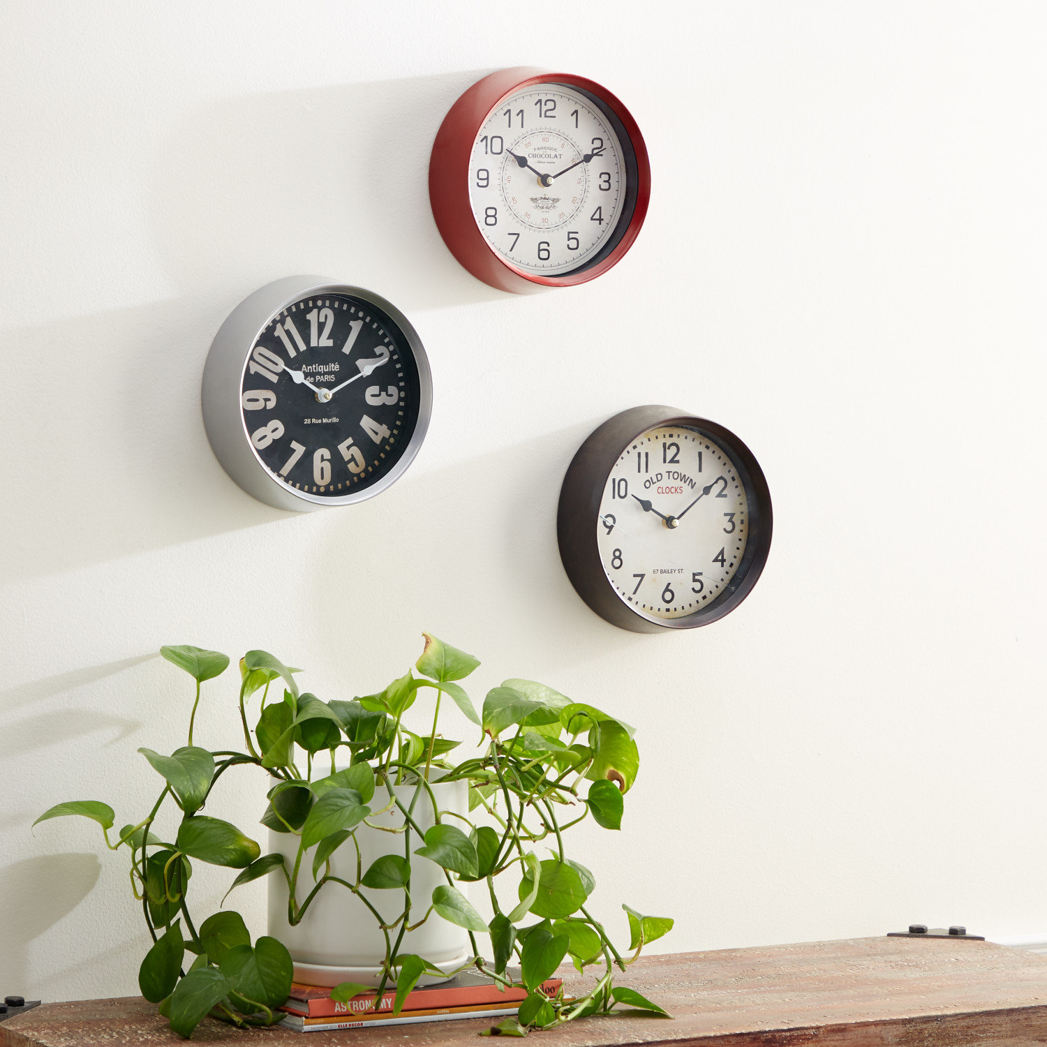Wall Clock Rumble Red Barrel Studio® Aruna Traditional Round Analog 9