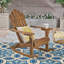 Détendez-vous dans la cour avec cette chaise berçante en bois avec un look classique