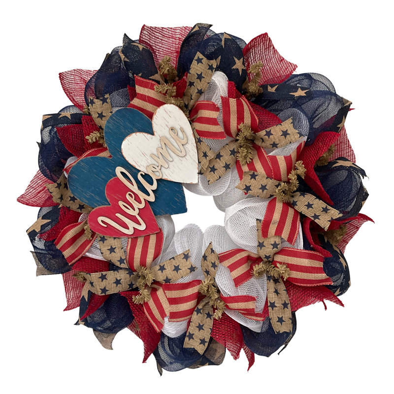 Couronne de trois cœurs patriotiques à la main
