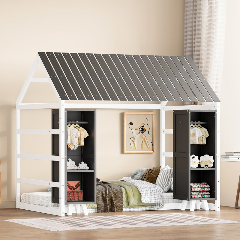 Lit en bois gris pour maison simple avec clôture, toit et armoire de rangement