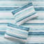 Courtepointe 6 pièces avec coussins décoratifs, double / grand. Thème serein à rayures à l'aquarelle. Microfibre pour une sensation luxueuse. Ajout de chambre à coucher polyvalent. Édredon double / grand lavable à la machine. Rayé.