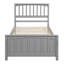 Lit plateforme simple en bois gris pour un environnement de sommeil paisible, rehaussant l'ambiance de la chambre à coucher