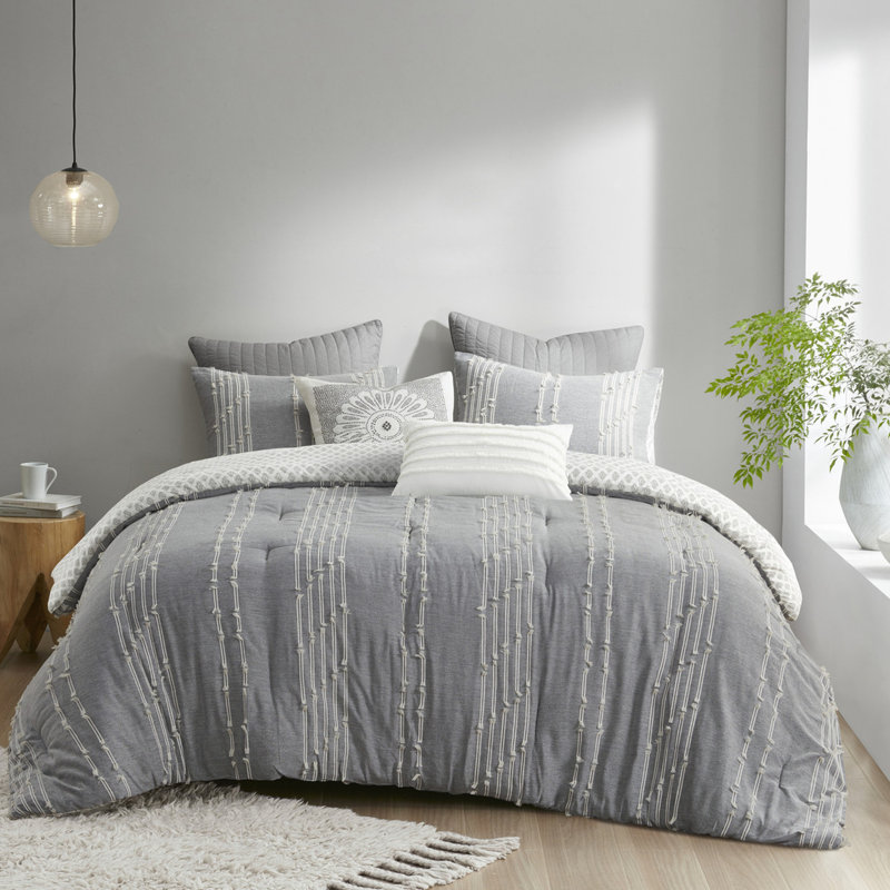 3 pièces d'édredon en coton double / grand gris. 100% avec rayures brodées colorées. Imprimé gris sur l'envers. Et 2 taies décoratives assorties. Lavable à la machine. Tissu à rayures verticales. Rayures réversibles sur fond gris