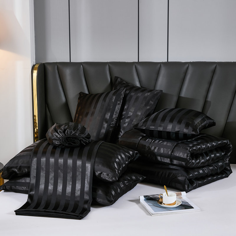 Ensemble de literie luxueuse soyeuse de luxe dans un sac en satin noir 8 pièces Ensemble d'édredon uni à rayures
