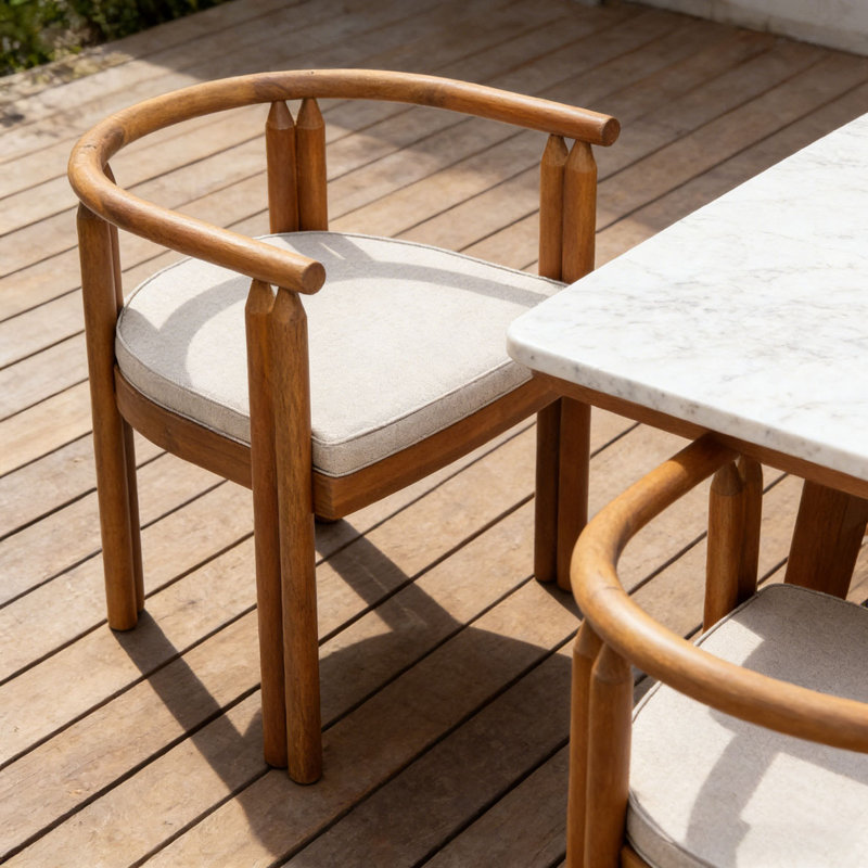 Chaise en bois avec accoudoirs
