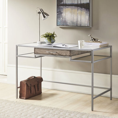 Bureau d'écriture avec finition en métal argenté et surface en verre trempé, idéal pour un travail productif à la maison contemporain