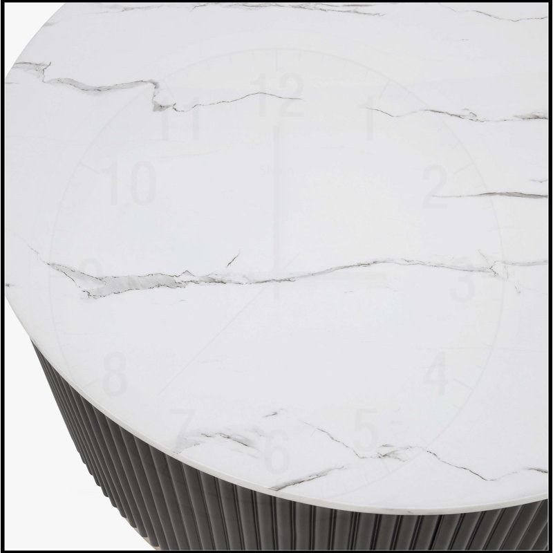 Élégantes tablettes flottantes murales en bois avec une finition rustique, parfaites pour présenter des objets décoratifs et organiser