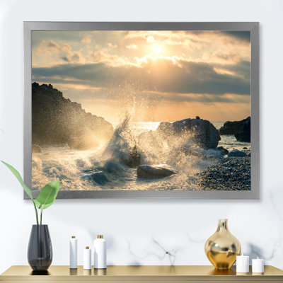Grande vague frappant le rocher à la plage - photographie sur toile