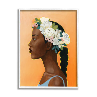 Femme portant une couronne de fleurs rose