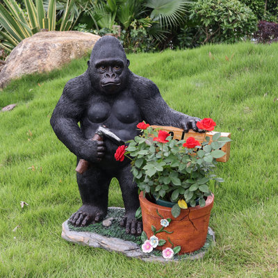 Statue gorille noire en résine avec panneau de bienvenue et pot de fleurs