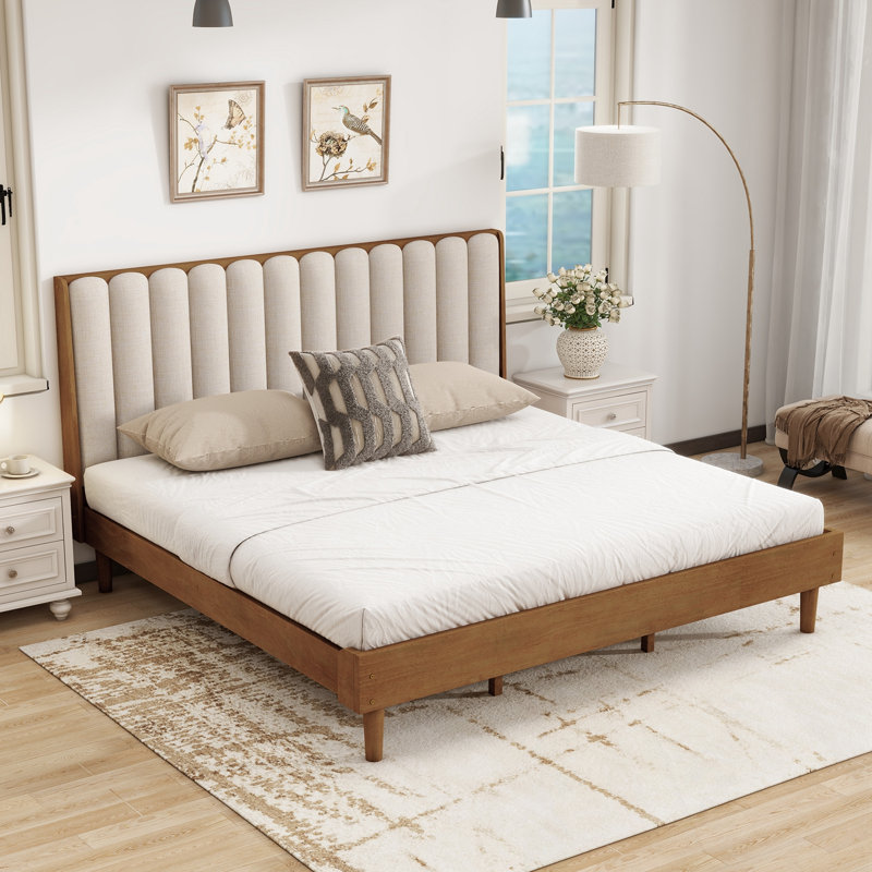 Très grand lit en bois avec tête de lit tapissier