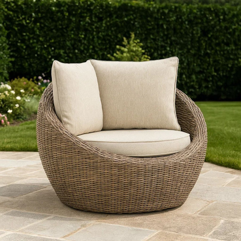 Ensemble de 2 chaises longues pivotantes en osier beige et coussins Nuvella