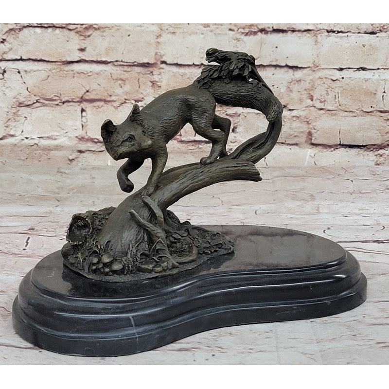 Sculpture de renard bronze sur une branche de sapin, bronze