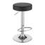 Tabouret de bar réglable noir et chrome, parfait pour les cuisines modernes et les bars à la maison, alliant confort et style.