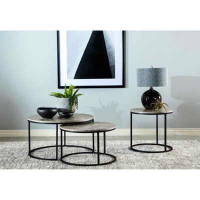 Table basse gigogne deux pièces grise en faux marbre gris, cadres en bronze à canon, largeur et profondeur de 35 pouces, hauteur de 19,5 po, idéale pour les maisons compactes avec table gigogne, haute, large et profonde