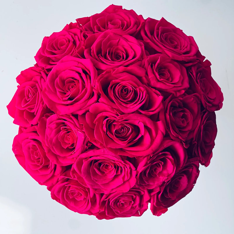 Arrangement de roses préservées dans un vase
