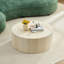 Table basse en faux travertin avec motif en relief accrocheur
