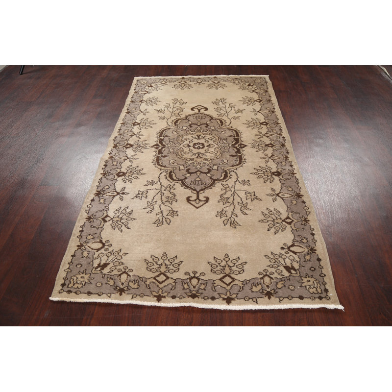 Tapis unique en laine noué à la main beige et brun de 3 pi 11 po x 6 pi 10 po des années 1950