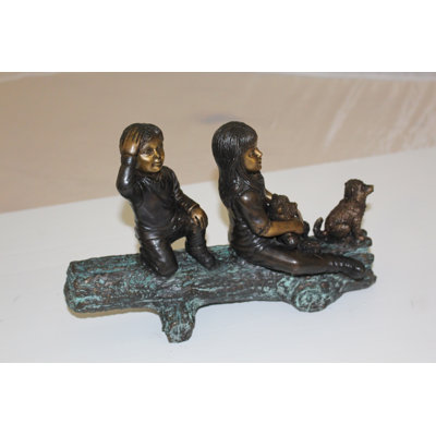 Statue bronze deux enfants avec chien sur une bûche Aquilina - Taille: L 12 po x l 5 po x H 8,5 po.