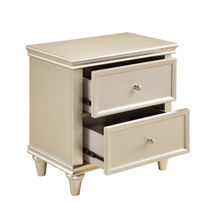 Table de chevet argentée avec tiroirs pour l'organisation de la chambre à coucher