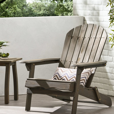 Siège d'extérieur gris, en bois, pliable pour plus de praticité. Mobilier en bois, gris, confort d'assise.