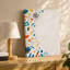 Toile, un design plat à plat vibrant et ludique mettant en vedette un art mural de fournitures scolaires colorées et d'outils éducatifs sur toile éparpillée-346435054